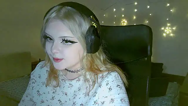 Snapshot of Electro_doll chatting on 02.13.25 Electro doll online show from 02.13.25