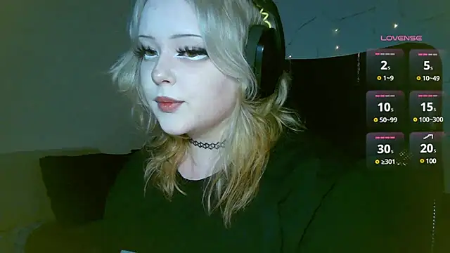 Snapshot of Electro_doll chatting on 02.15.25 Electro doll online show from 02.15.25