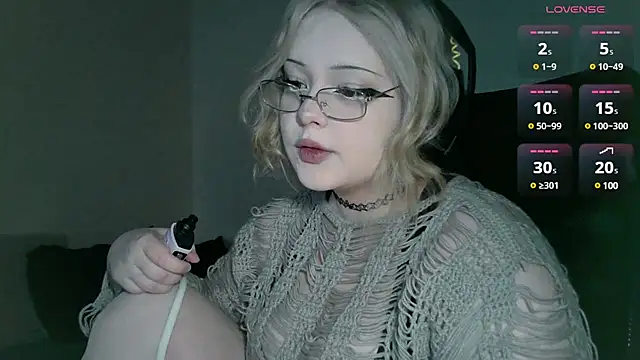 Snapshot of Electro_doll chatting on 02.16.25 Electro doll online show from 02.16.25