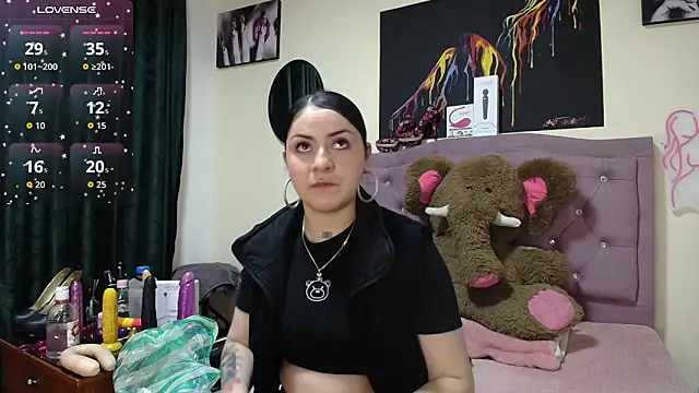 Emmie Hot online show from 10.31.25