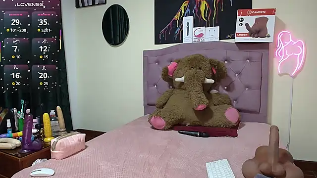 Snapshot of Emmie_Hot chatting on 05.11.26 Emmie Hot online show from 05.11.26