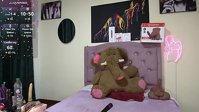 Snapshot of Emmie_Hot chatting on 06.20.26 Emmie Hot online show from 06.20.26
