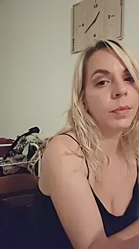 Snapshot of SweetyNinaOff1 chatting on 10.25.25 SweetyNinaOff1 online show from 10.25.25