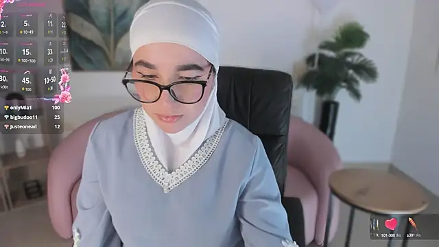 Snapshot of Ayha_khalaf chatting on 09.18.25 Ayha khalaf online show from 09.18.25