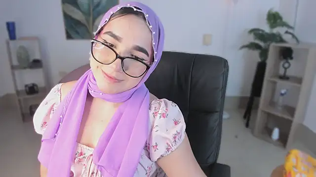 Snapshot of Ayha_khalaf chatting on 11.10.25 Ayha khalaf online show from 11.10.25