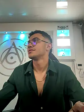 Snapshot of Thonny-becker chatting on 10.26.25 Thonny-becker online show from 10.26.25