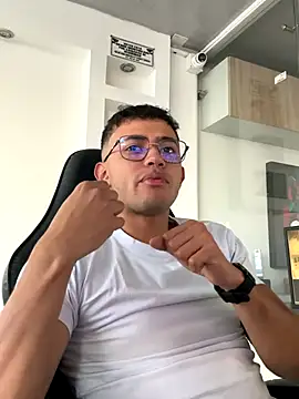 Snapshot of Thonny-becker chatting on 11.08.25 Thonny-becker online show from 11.08.25