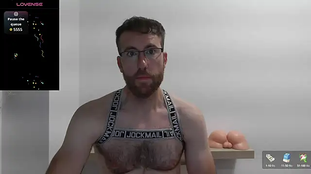 Snapshot of machohiberiko chatting on 10.15.25 machohiberiko online show from 10.15.25