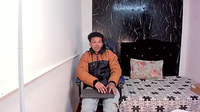 Snapshot of carlos_alber12 chatting on 10.04.25 carlos alber12 online show from 10.04.25