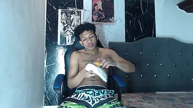 Snapshot of carlos_alber12 chatting on 10.28.25 carlos alber12 online show from 10.28.25