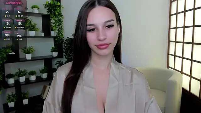 Snapshot of KristineBeauty chatting on 10.13.25 KristineBeauty online show from 10.13.25