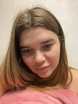 Snapshot of ella_zzz chatting on 10.02.25 ella zzz online show from 10.02.25