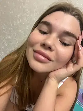 Snapshot of ella_zzz chatting on 10.22.25 ella zzz online show from 10.22.25