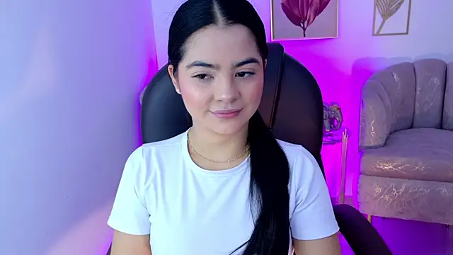 Layla Breezee online show from 04.26.26