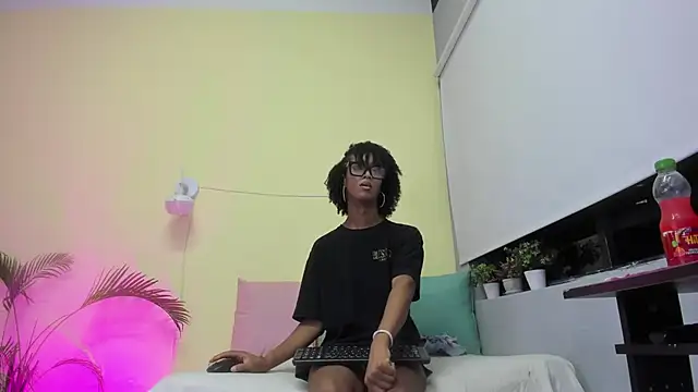 nahomy james25 online show from 05.13.26
