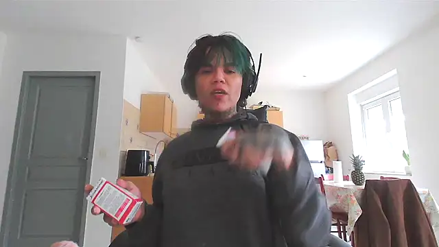 Snapshot of serena__vedette chatting on 02.12.25 serena vedette online show from 02.12.25