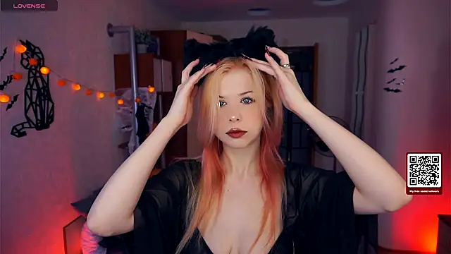 LynetHakes online show from 10.13.25