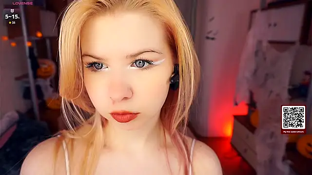 LynetHakes online show from 11.05.25