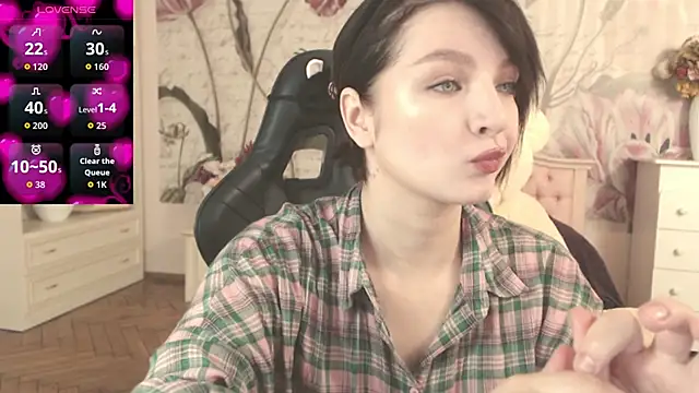 Snapshot of BritneyBarker chatting on 10.06.25 BritneyBarker online show from 10.06.25