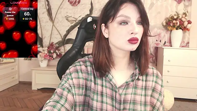 Snapshot of BritneyBarker chatting on 10.28.25 BritneyBarker online show from 10.28.25