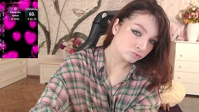 Snapshot of BritneyBarker chatting on 10.31.25 BritneyBarker online show from 10.31.25