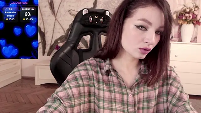 Snapshot of BritneyBarker chatting on 11.12.25 BritneyBarker online show from 11.12.25