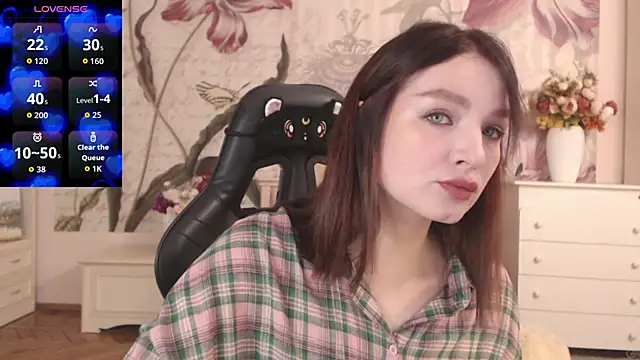 Snapshot of BritneyBarker chatting on 11.18.25 BritneyBarker online show from 11.18.25