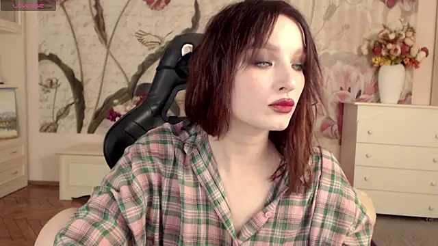 Snapshot of BritneyBarker chatting on 11.18.25 BritneyBarker online show from 11.18.25