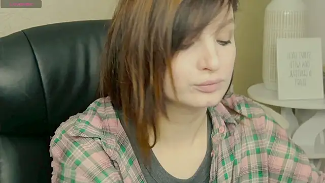 Snapshot of BritneyBarker chatting on 11.22.25 BritneyBarker online show from 11.22.25