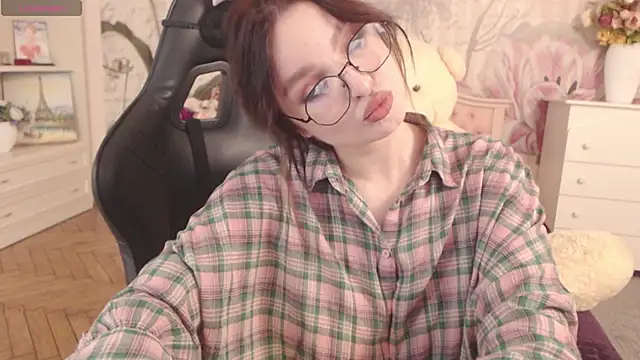 Snapshot of BritneyBarker chatting on 11.26.25 BritneyBarker online show from 11.26.25