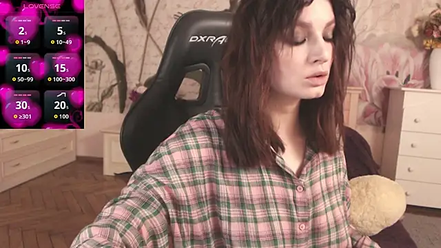 Snapshot of BritneyBarker chatting on 11.29.25 BritneyBarker online show from 11.29.25