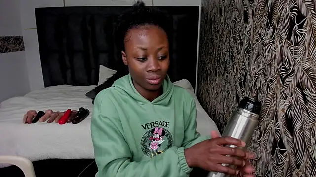 Sara Naugty online show from 11.21.25