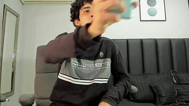 Snapshot of Alezzandro_ chatting on 02.14.25 Alezzandro online show from 02.14.25