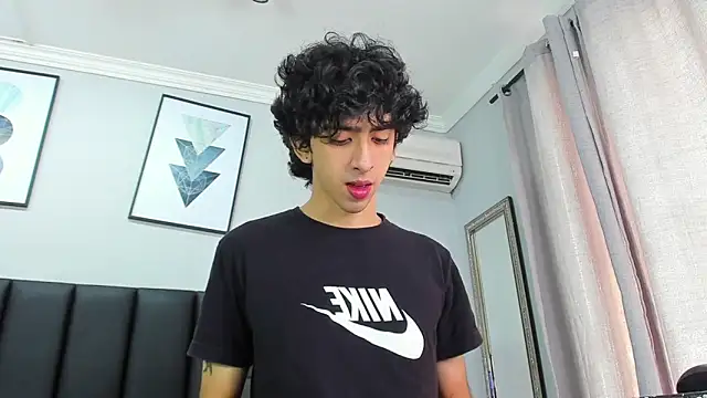 Snapshot of Alezzandro_ chatting on 02.19.25 Alezzandro online show from 02.19.25