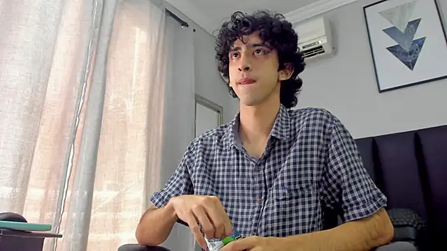 Snapshot of Alezzandro_ chatting on 02.26.25 Alezzandro online show from 02.26.25