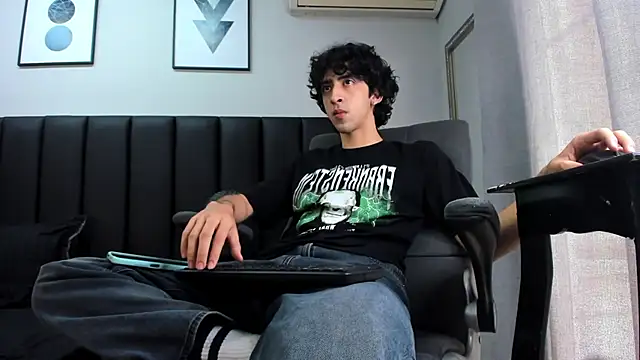 Snapshot of Alezzandro_ chatting on 03.05.25 Alezzandro online show from 03.05.25