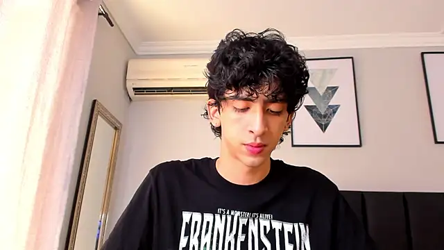 Snapshot of Alezzandro_ chatting on 03.15.25 Alezzandro online show from 03.15.25