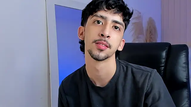 Snapshot of Alezzandro_ chatting on 09.29.25 Alezzandro online show from 09.29.25