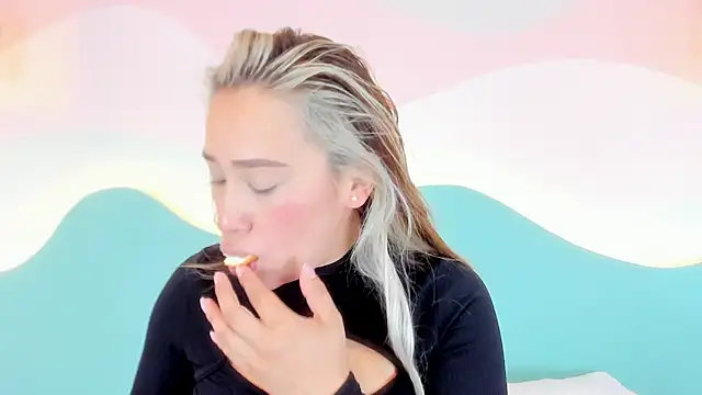 Snapshot of Lannajansen chatting on 11.15.25 Lannajansen online show from 11.15.25