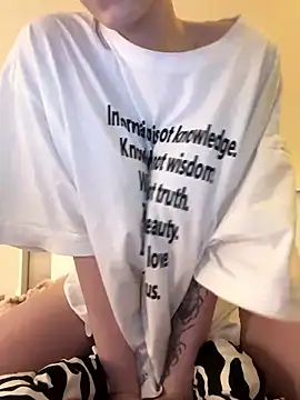 Molli Luv online show from 10.21.25