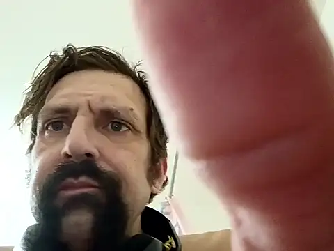 Snapshot of Johndis805 chatting on 10.31.25 Johndis805 online show from 10.31.25