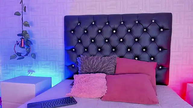 Hannah Jonhson online show from 02.04.25