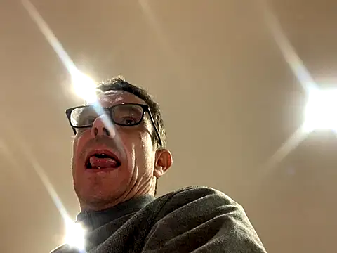 Snapshot of Kenhornu chatting on 11.24.25 Kenhornu online show from 11.24.25