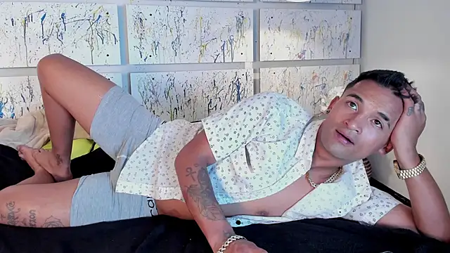 Snapshot of Nikki_and_Mayk chatting on 03.21.25 Nikki and Mayk online show from 03.21.25