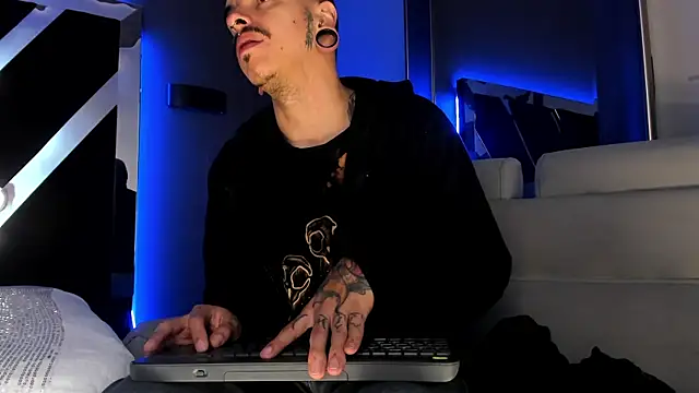Snapshot of kaletattoo chatting on 05.21.26 kaletattoo online show from 05.21.26