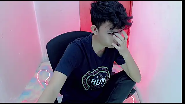 Snapshot of Alexxx_lov chatting on 02.01.25 Alexxx lov online show from 02.01.25