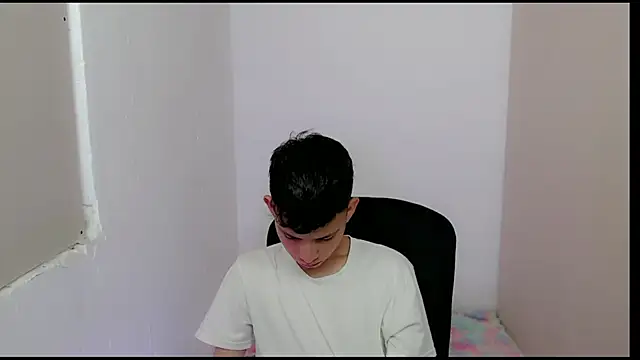 Snapshot of Alexxx_lov chatting on 02.28.25 Alexxx lov online show from 02.28.25