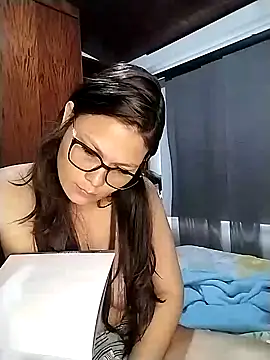 Snapshot of Vale_Saenzz chatting on 01.29.25 Vale Saenzz online show from 01.29.25