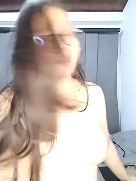 Snapshot of Vale_Saenzz chatting on 02.12.25 Vale Saenzz online show from 02.12.25