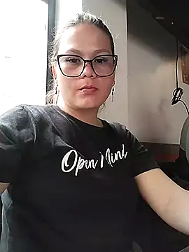 Snapshot of Vale_Saenzz chatting on 03.03.25 Vale Saenzz online show from 03.03.25